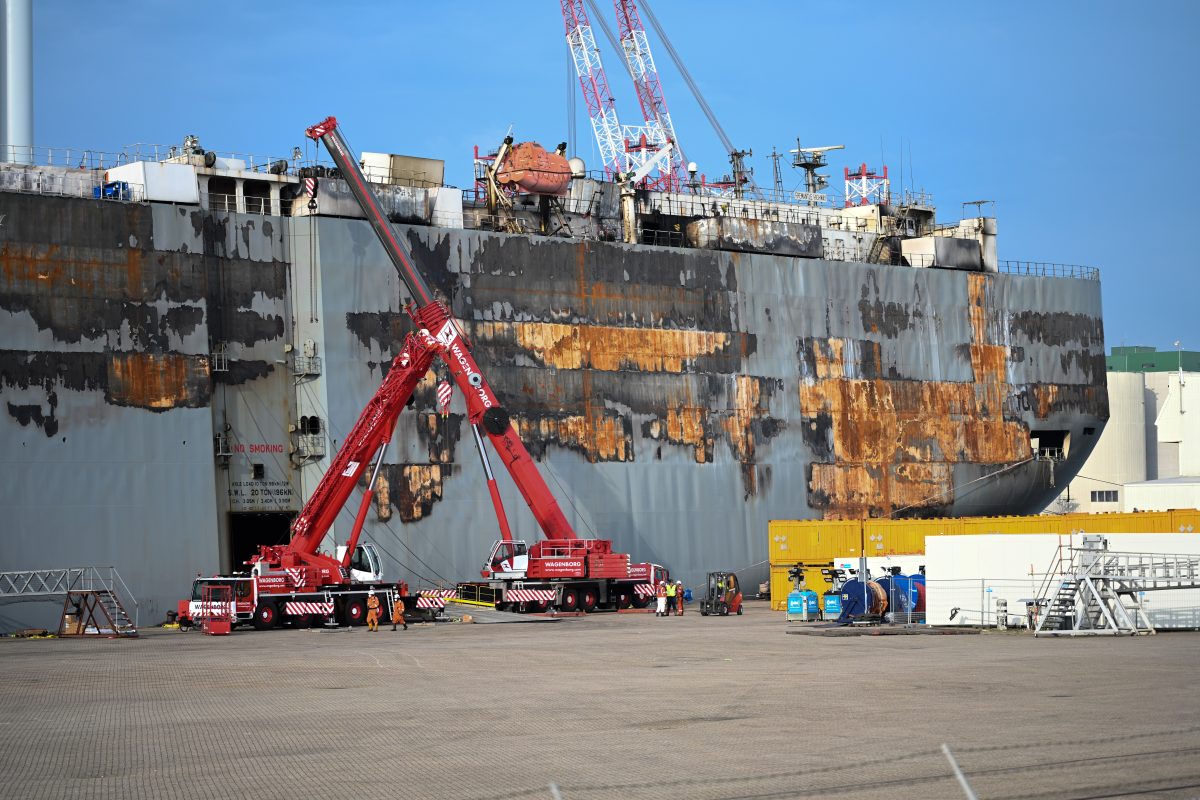 Nach dem verheerenden Feuer auf dem Autofrachtschiff vor der niederlÃ¤ndischen KÃ¼ste hat die Bergung der Ladung begonnen.