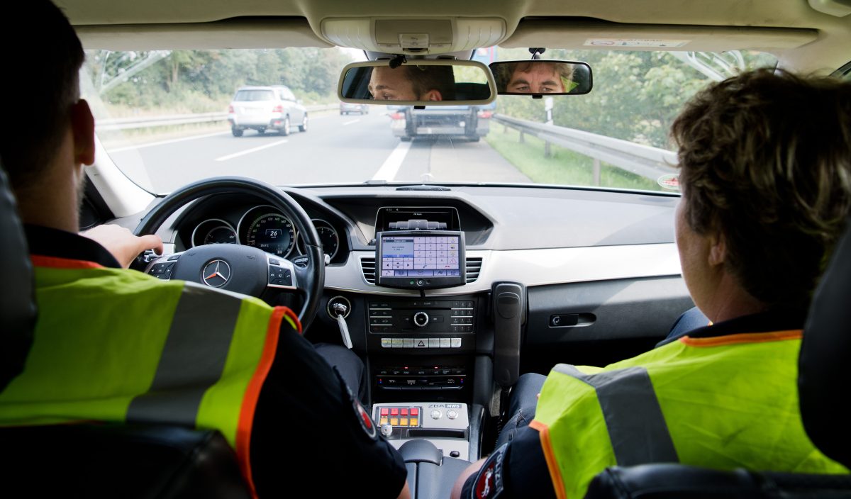 Ein Wacken-Besucher kommt auf der A2 bei Braunschweig auf ein irrsinnige Idee. Die Polizei schreitet sofort ein!