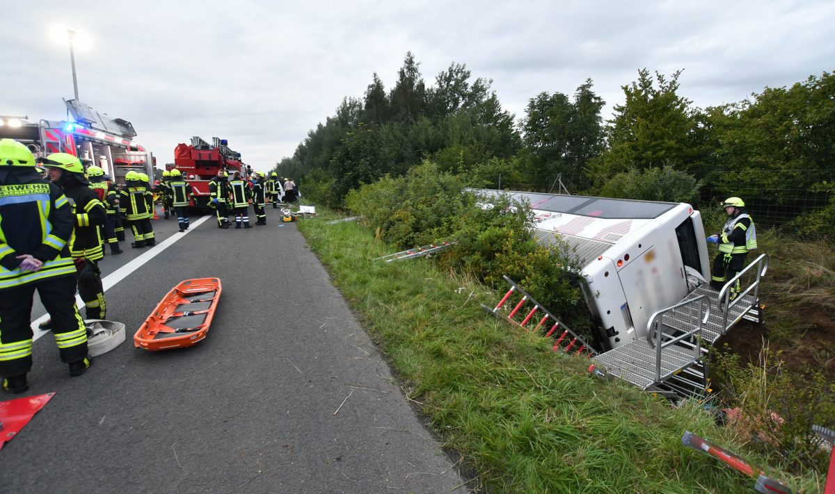 Ein Reisebus liegt im Graben auf der A2 bei Peine