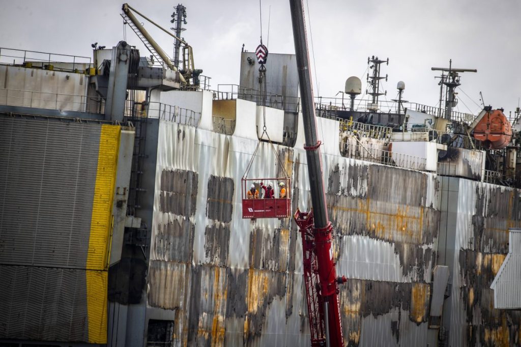 Der Frachter war am Donnerstag in den Hafen von Eemshaven geschleppt worden.