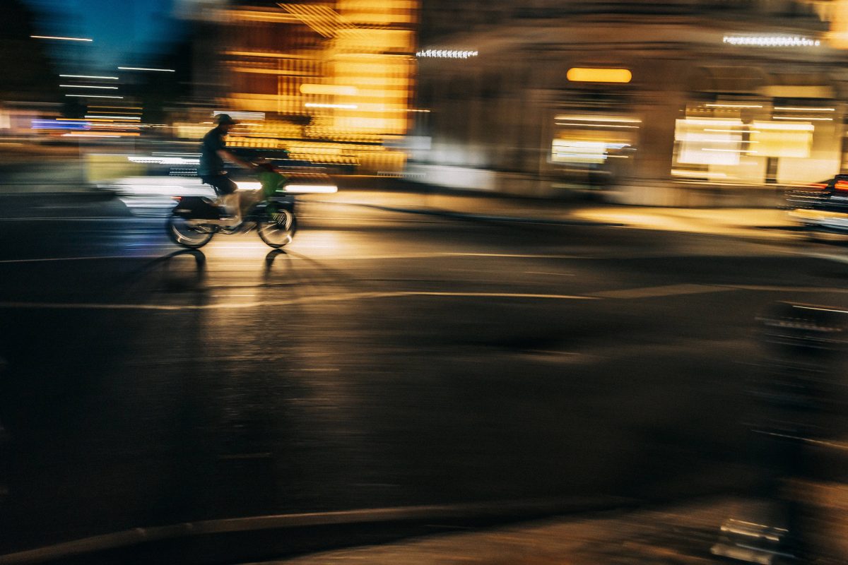 Motorrad nachts auf der Straße