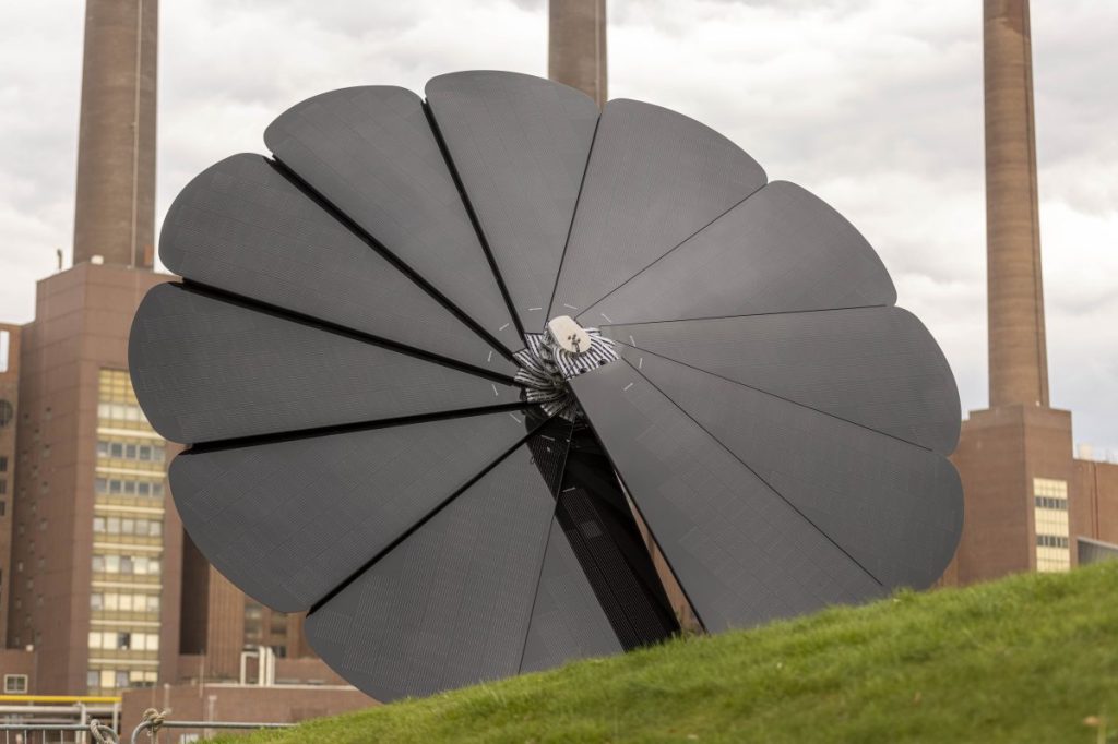 Ab sofort ist eine Smartflower in der Autostadt Wolfsburg im Einsatz.