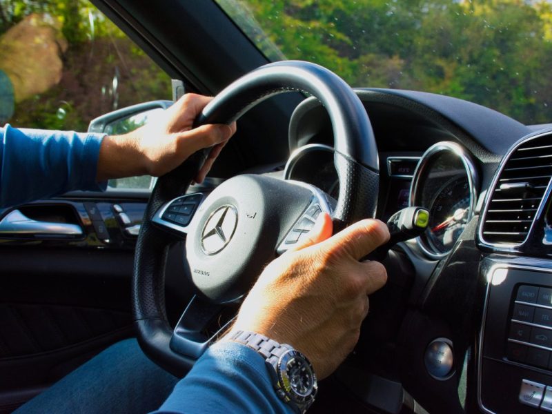 Im Harz hat ein Mercedes-Fahrer einen Helmstedter zum Ausweichen gezwungen – das wiederum hatte Folgen für beide Beteiligte.