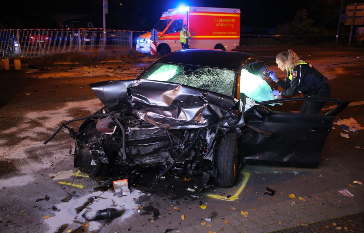 Eine Polizistin leuchtet mit einer Taschenlampe in das Innere eines Fahrzeugwracks. Zwei Autos sind bei einem Frontalzusammenstoß in der Göttinger Innenstadt schwer beschädigt worden. Die beiden Fahrer wurden in ihren Fahrzeugen eingeklemmt.