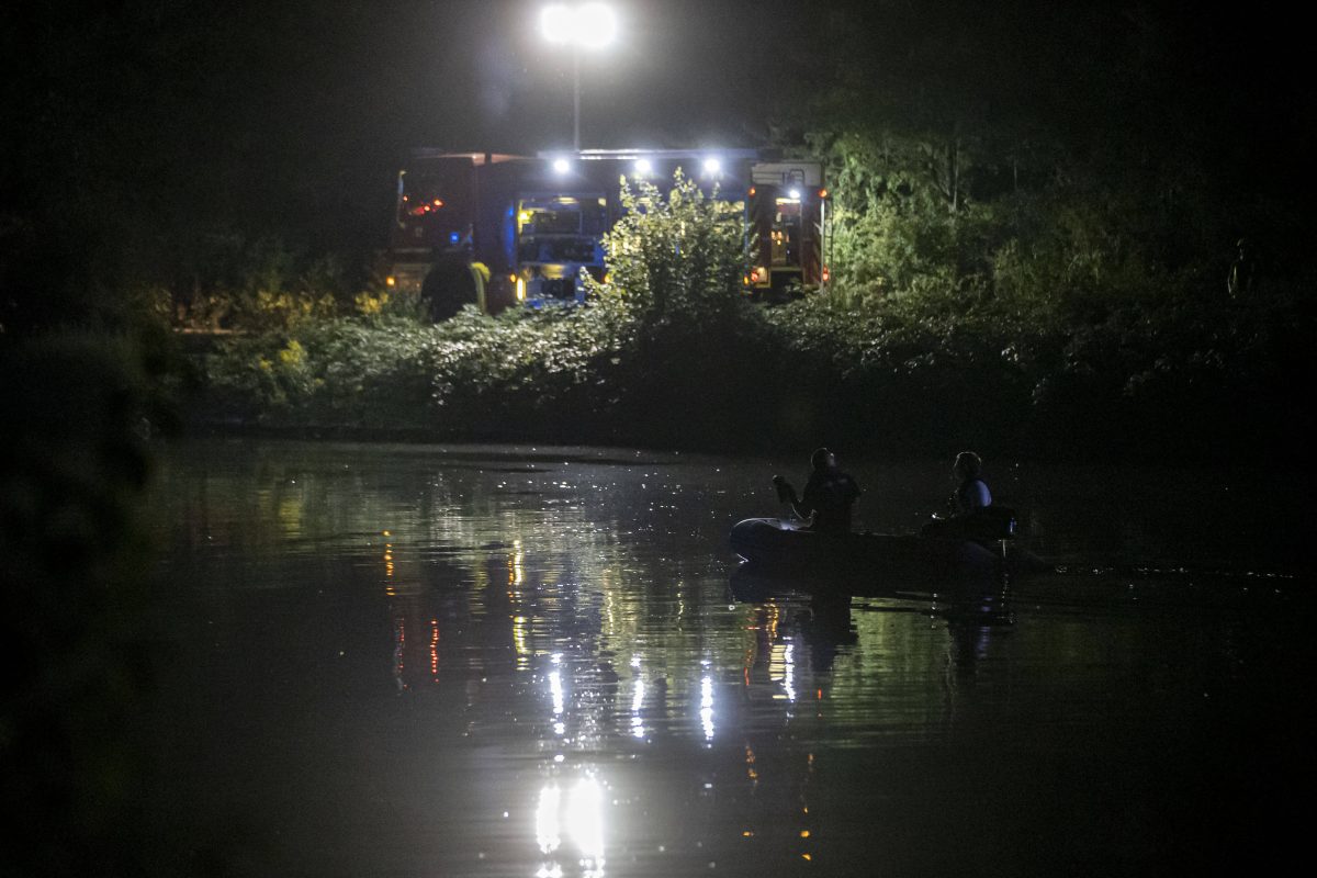 Das hätte auch ganz anders ausgehen können: Erst stürzte im Kreis Gifhorn ins Wasser, dann folgte ihm sein Herrchen.