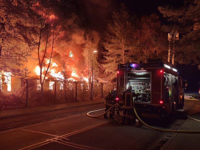 Niedersachsen: Inferno in Celle! Meterhohe Flammen im ehemaligen Jugenddorf