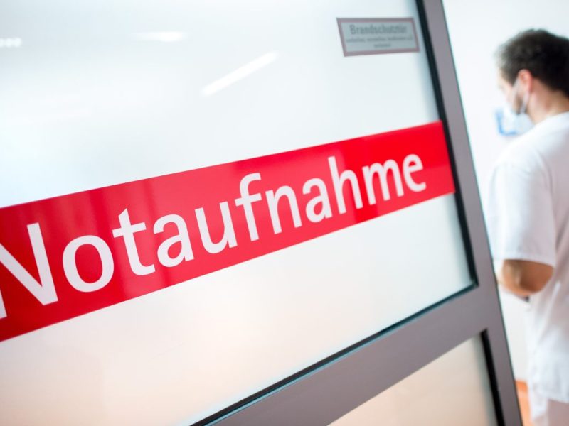 Ein bewaffneter Mann hat in einer Braunschweiger Notaufnahme für Angst und Schrecken gesorgt. Der Fall erinnert an eine andere Tat.