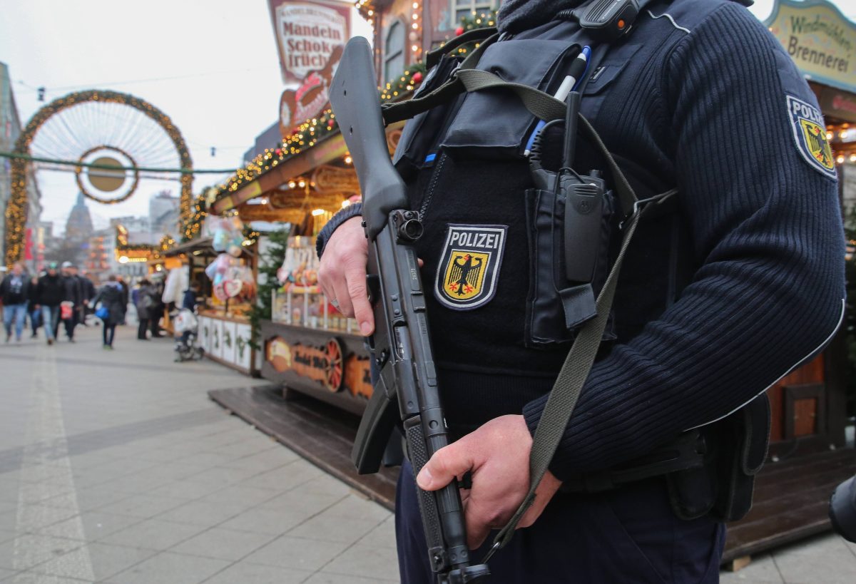 Der 20-Jährige, der einen Terroranschlag auf einen Weihnachtsmarkt geplant haben soll, bleibt vorerst in Gewahrsam.