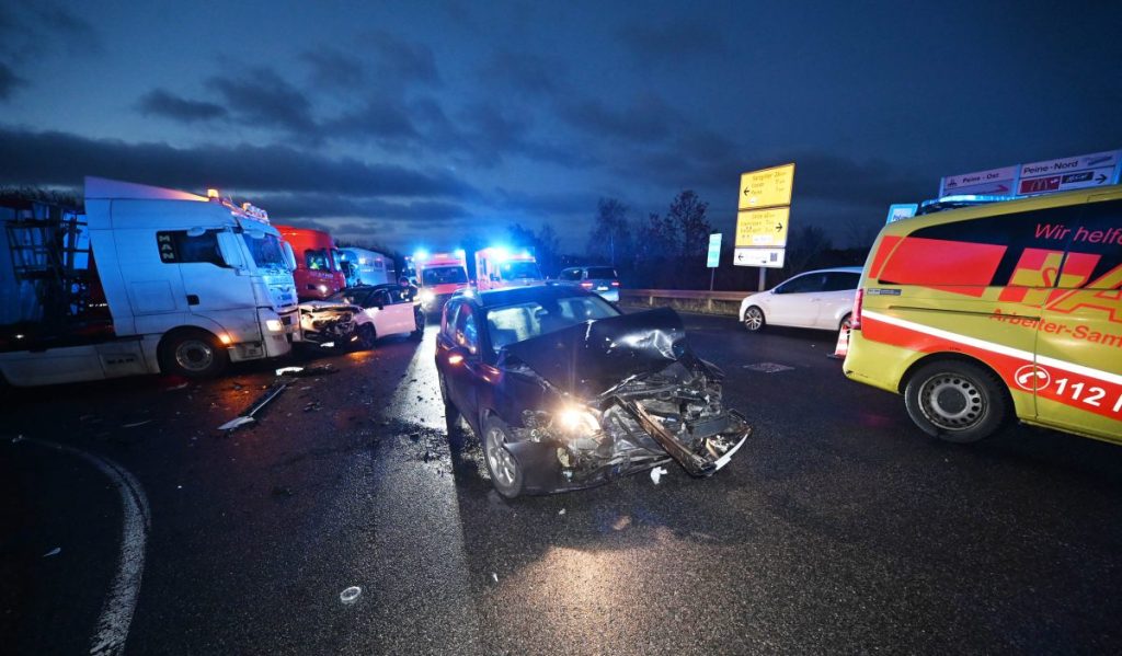 An der A2 bei Peine hat es am Dienstag ordentlich gescheppert.