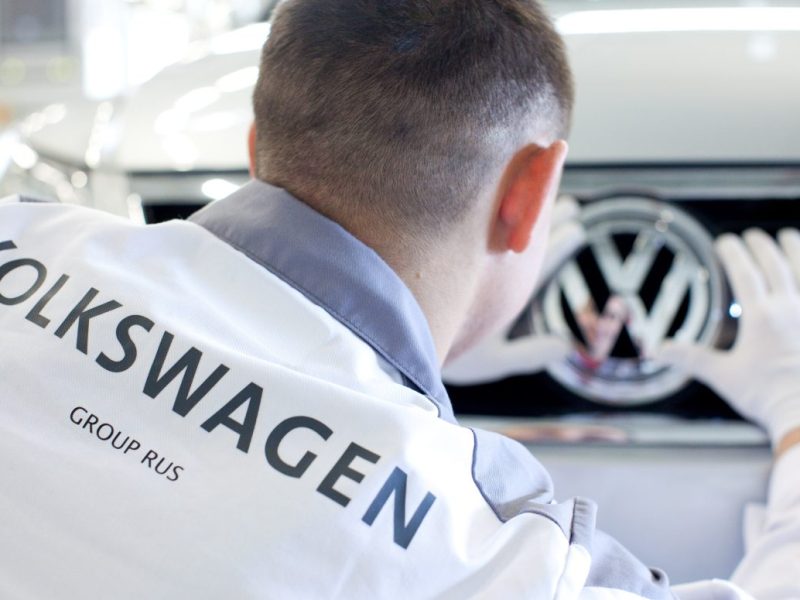 Was wird aus dem ehemaligen VW-Werk in Russland? Die Fassade bröckelt etwas. Aus Kaluga kommen harsche Töne.
