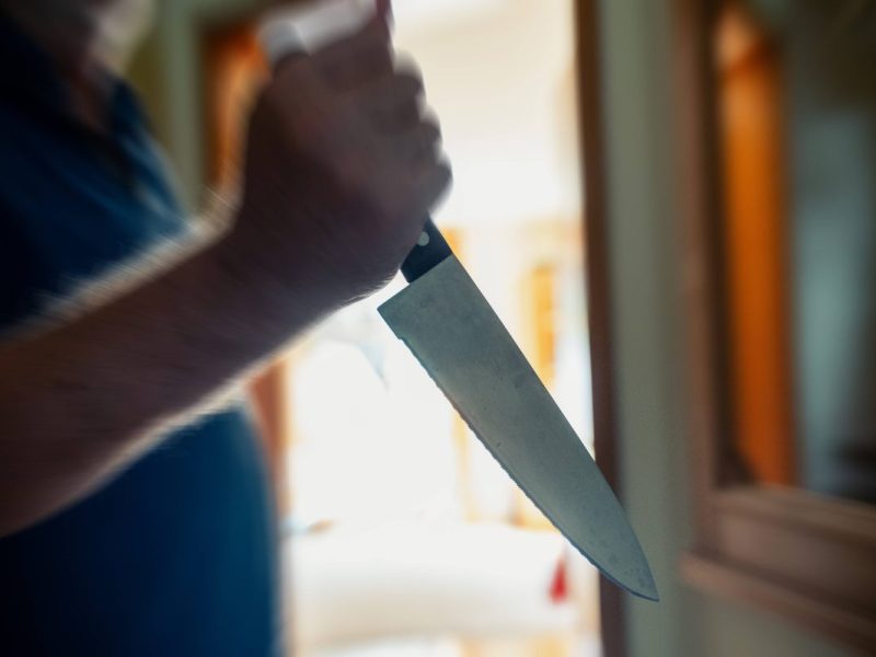 Schock-Entdeckung an einem Kiosk in Schöningen (Helmstedt). Eine Frau hat eine 33-Jährige entdeckt. Ihr Ex-Mann soll zugestochen haben.