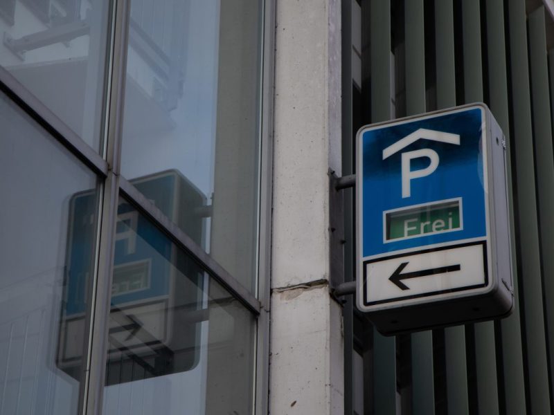 Von einem Auto angefahren? Frau stirbt an Kopfverletzungen