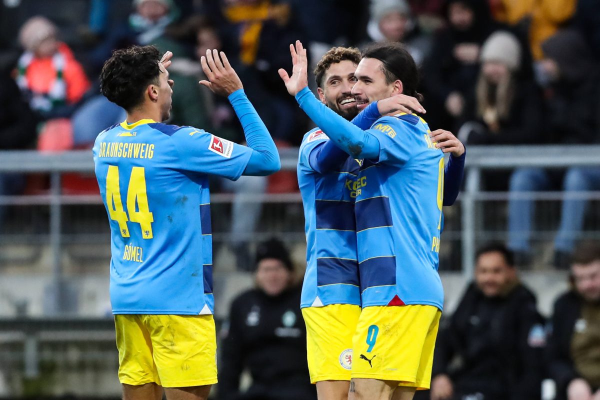 Großer Jubel bei Eintracht Braunschweig.