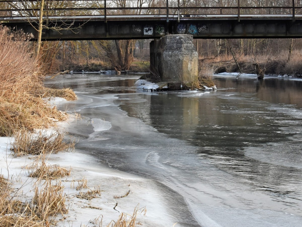 Zugefrorene Eisfläche im Winter