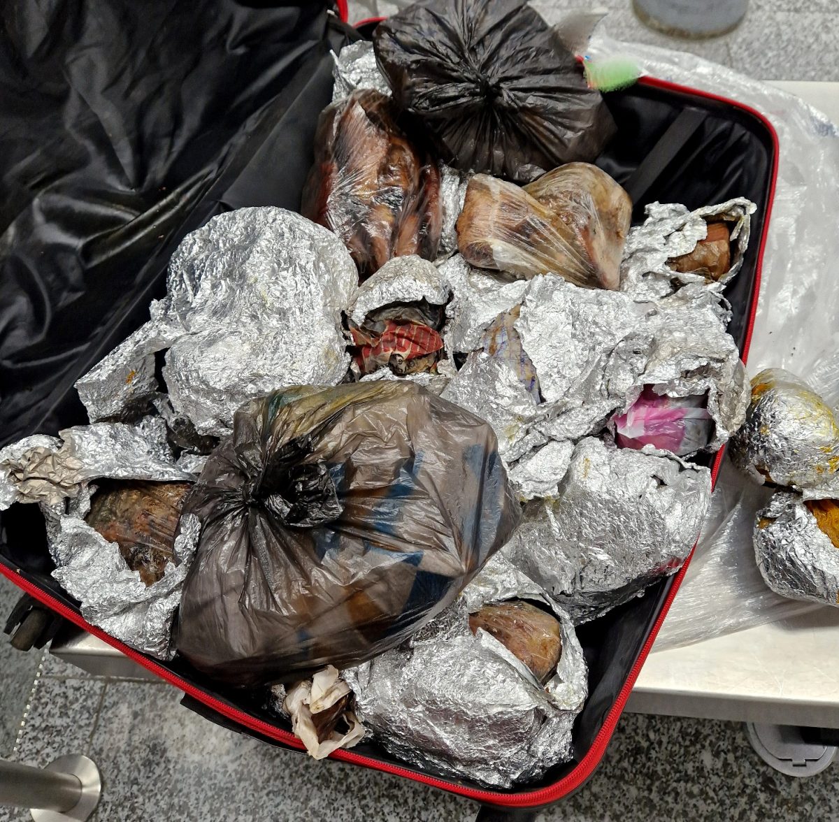 Eine Frau hat die Beamten am Flughafen Hannover nicht schlecht Staunen lassen.