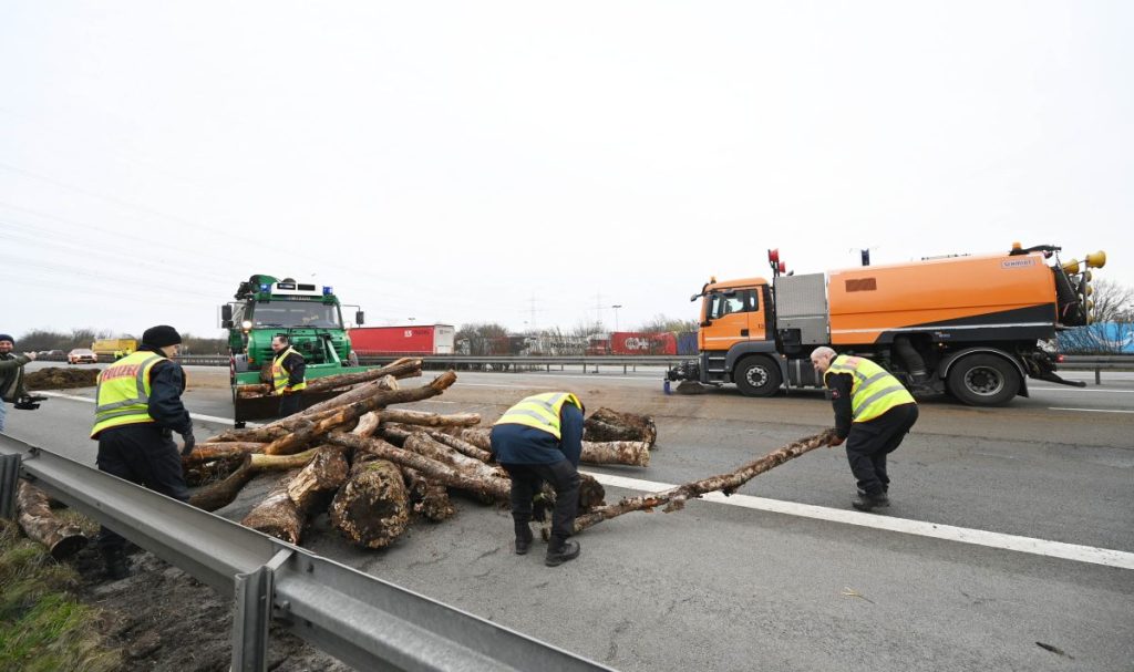 Wow. Das ist eine neue Dimension. Dutzende Bauern haben die A2 bei Braunschweig blockiert und für eine große Gefahr gesorgt.