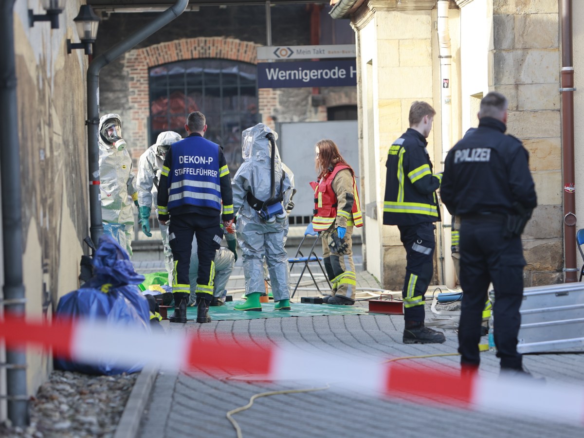 Einsatzkräfte der Feuerwehr im ABC-Schutzanzug