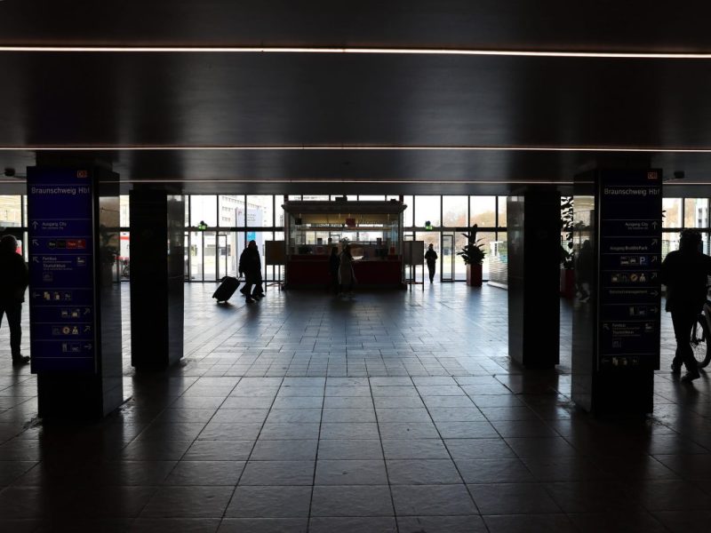 Am Hauptbahnhof Braunschweig sind zwei Gruppen aufeinander losgegangen.