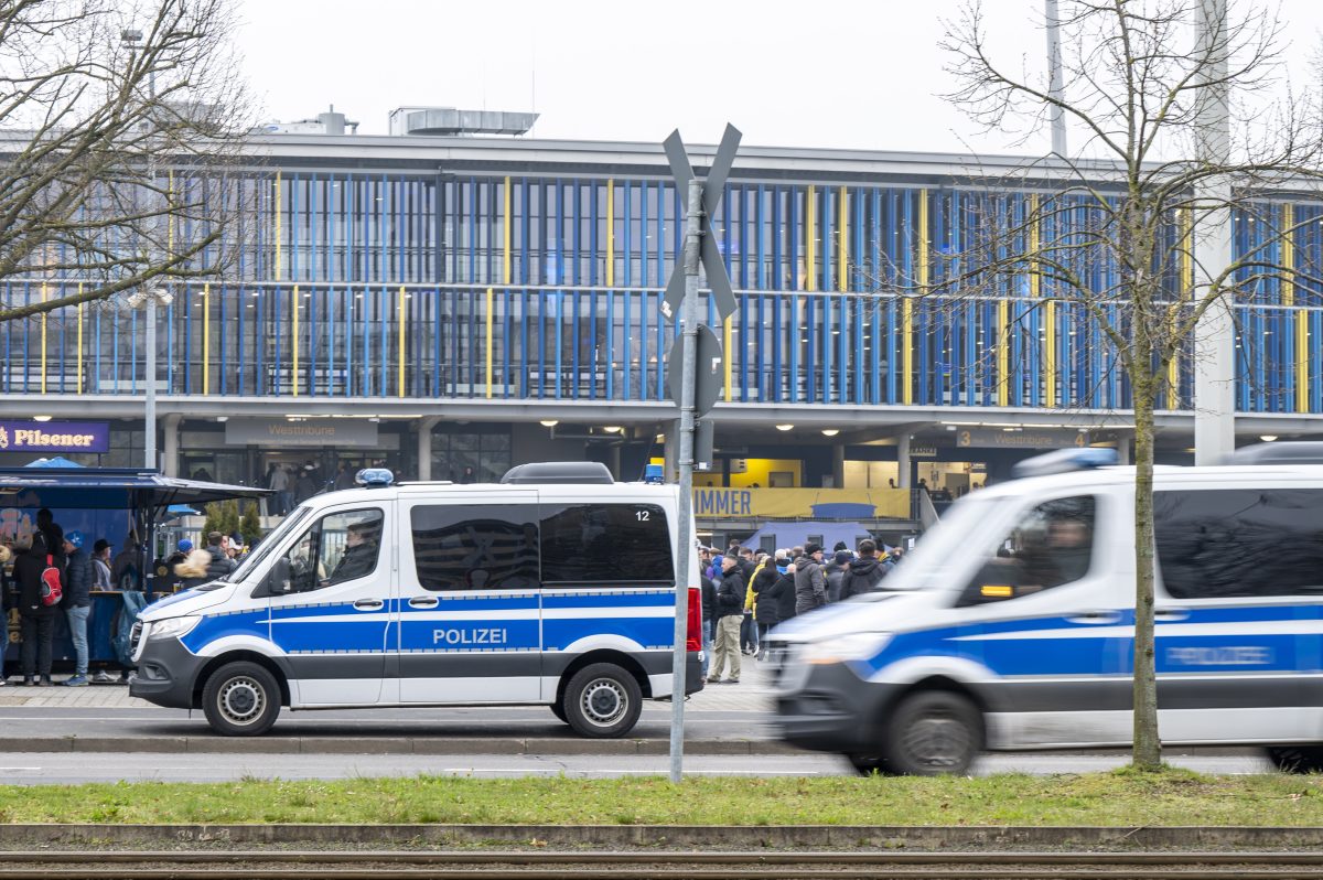 Nach den Vorfaellen rund ums Eintracht-Spiel gegen Hertha BSC kommt ein neuer Fall ans Licht. Auf der Hamburger Straße gab es Stress!