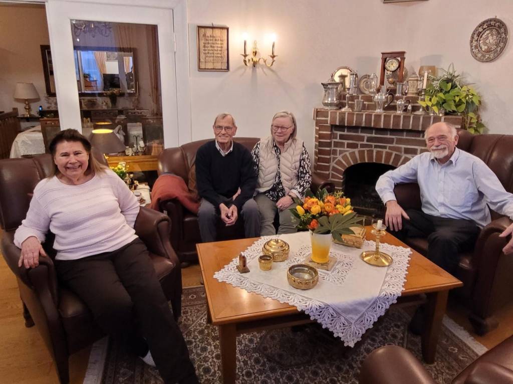 Kaffeetafel mit Geburtstagskind. Norbert hat seine Schwester schon lange nicht mehr gesehen. Auch sie ist erkrankt, kann aus eigener Kraft nicht mehr reisen.