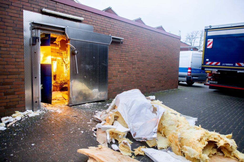 Mit einer großangelegten Drogen-Razzia im Nordwesten Niedersachsens und im Großraum Bielefeld hat die Polizei eine professionelle Marihuana-Indoor-Plantage auffliegen lassen. 