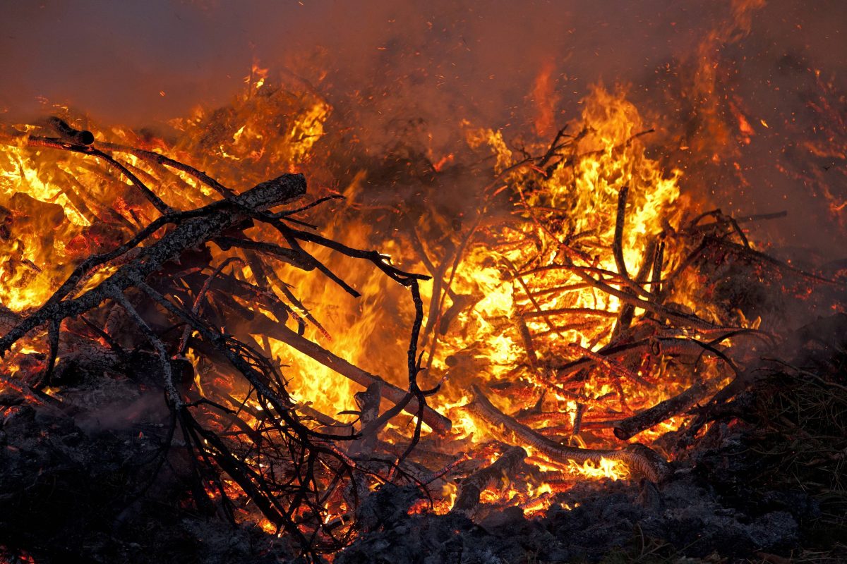 Das traditiionelle Osterfeuer kann für einige zur Todesfalle werden.