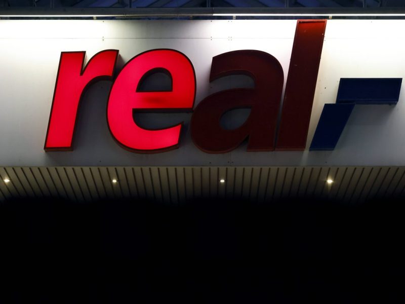 Beim Real-Markt in Helmstedt tickt die Uhr. Mitten in den Rabatt-Bergen lauert offenbar auch eine Gefahr.