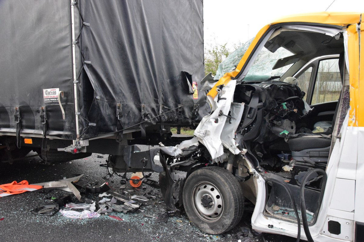 Ein Transporterfahrer krachte mit voller Wucht auf seinen Vordermann.