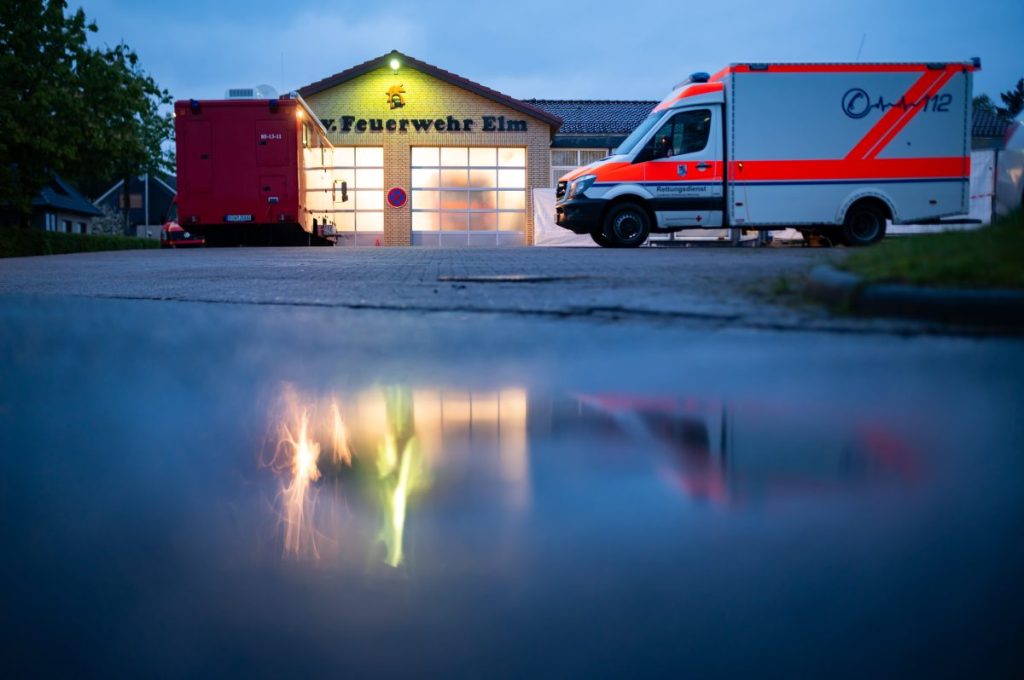 Seit Tagen wird ein kleiner Junge in Niedersachsen vermisst. In der Nacht soll eine andere Strategie zum Einsatz kommen bei der Suche.