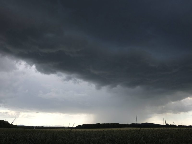 Das Wetter in Niedersachsen bleibt wechselhaft. (Archivbild)