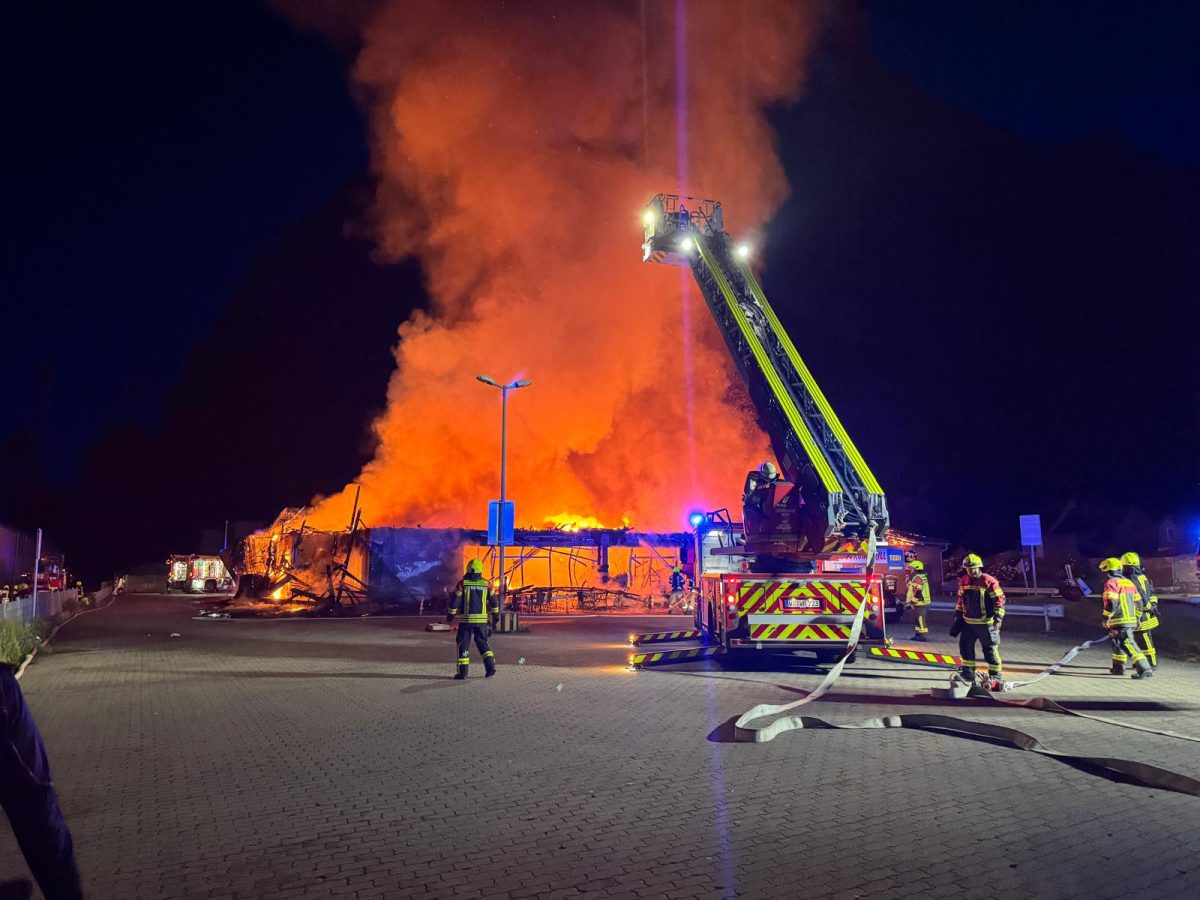 EinsatzkrÃ¤fte der Feuerwehren Wernigerode, Darlingerode, Ilsenburg, DrÃ¼beck, Minsleben, Benzingerode, Silstedt, Reddeber lÃ¶schten den Brand.