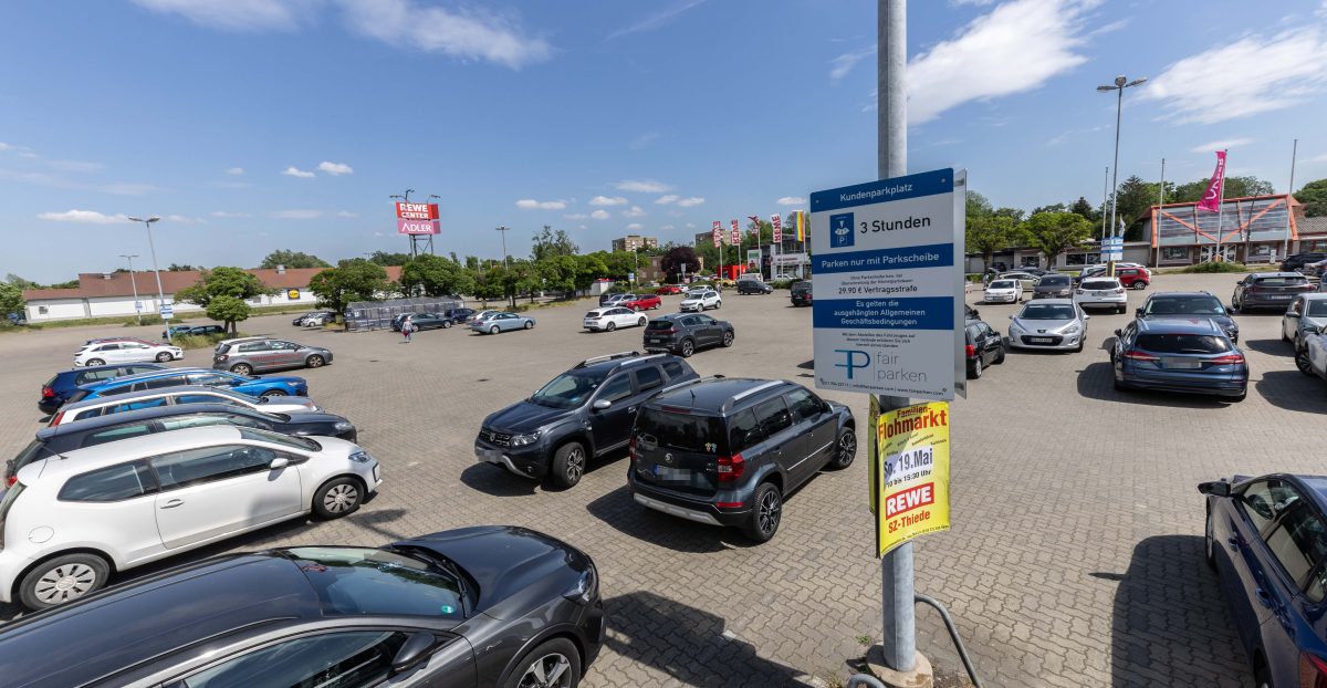 Auch der Rewe in Salzgitter-Thiede lässt seinen Parkplatz bewachen. Dass das nicht allen gefällt, ist keine Überraschung.