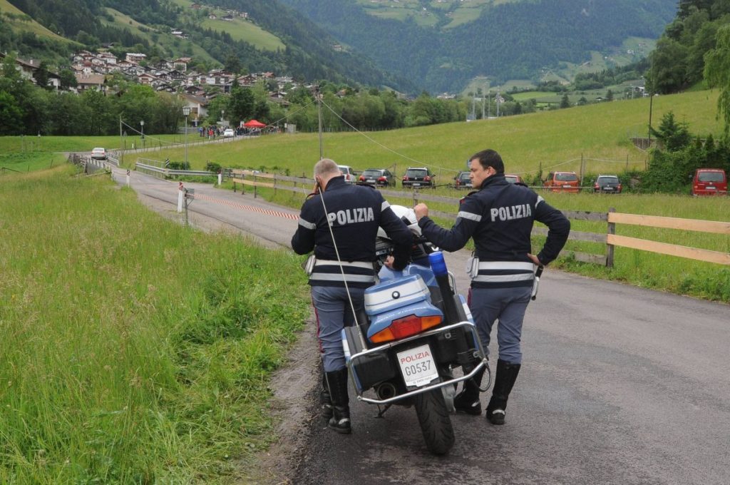 Die Polizei sperrt den Unfallort ab.