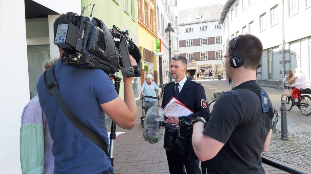 Die Polizei sucht mit Flyern in Peine nach Zeugen zu einem brutalen Überfall.