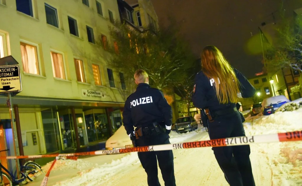 Polizisten sperren einen Tatort in der Innenstadt von Peine ab. Bei einem Überfall an der eigenen Wohnungstür ist eine 83-Jährige tödlich verletzt worden.