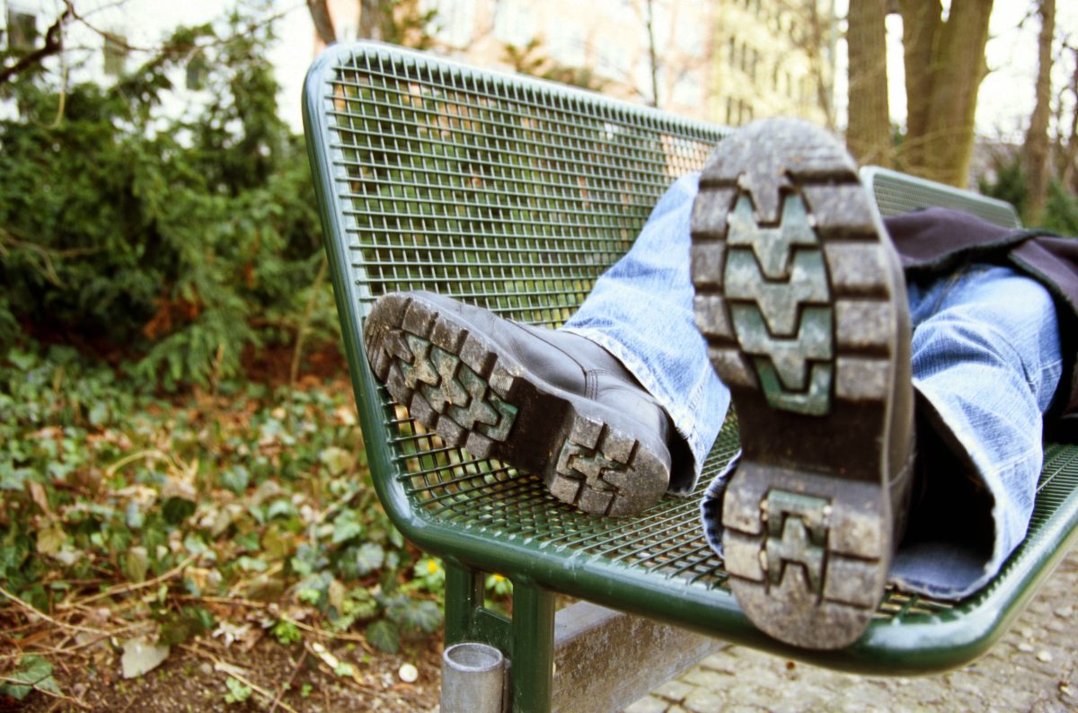 Freunde entdecken ihrem Kumpel auf einer Parkbank. Der Obdachlose schwebt in Lebensgefahr. Die Polizei schleißt ein Gewaltdelikt nicht aus.