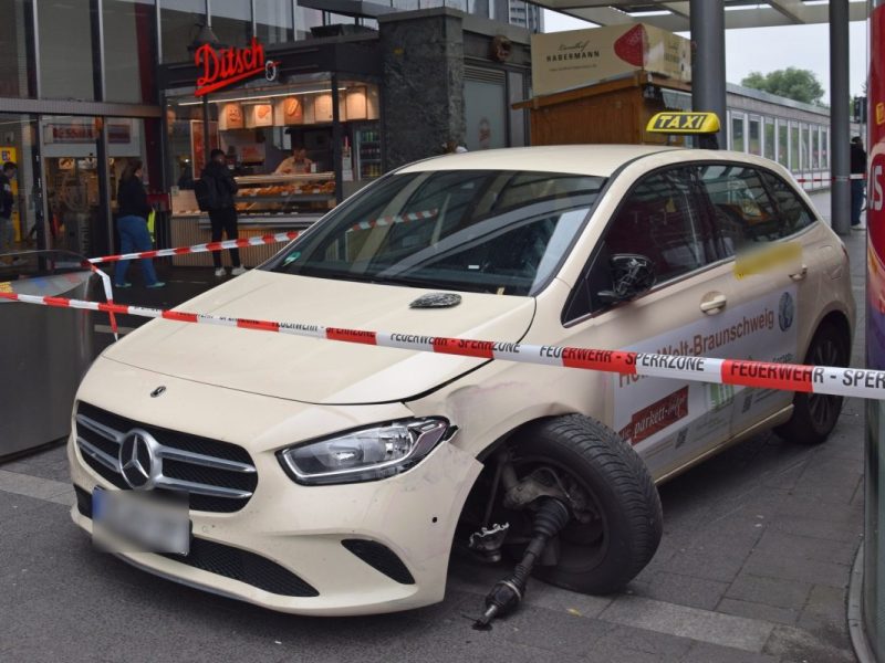 Dieses Taxi verunfallte vor dem Hauptbahnhof in Braunschweig.