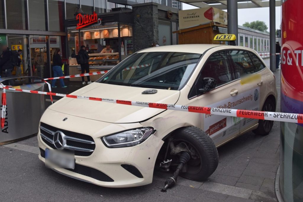 Dieses Taxi verunfallte vor dem Hauptbahnhof in Braunschweig.