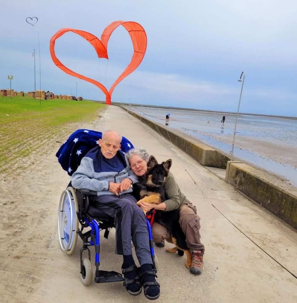 Als ein Urlauber hört, dass die Fahrgäste gestern Hochzeitstag hatten, leiht er seinen Herzdrachen aus, damit die ASB-Crew tolle Paarfotos machen kann.