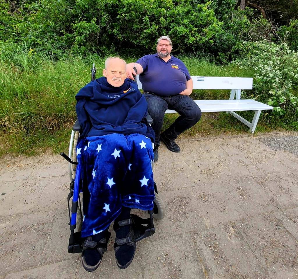 Früher schon hat Paul von dieser Bank aus seine Liebste, die gemeinsamen Hunde und das Meer im Blick gehabt - so auch heute. An seiner Seite ASB-Wunscherfüller Christian.