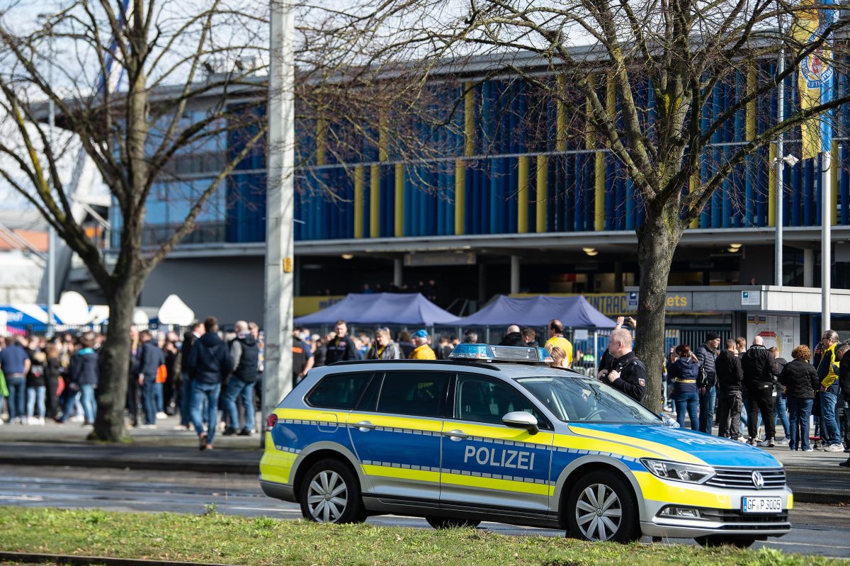 Nach einem Spiel von Eintracht Braunschweig eskaliert die Situation hinterm Stadion. Auch sechs Monate später sucht die Polizei nach Beteiligten.