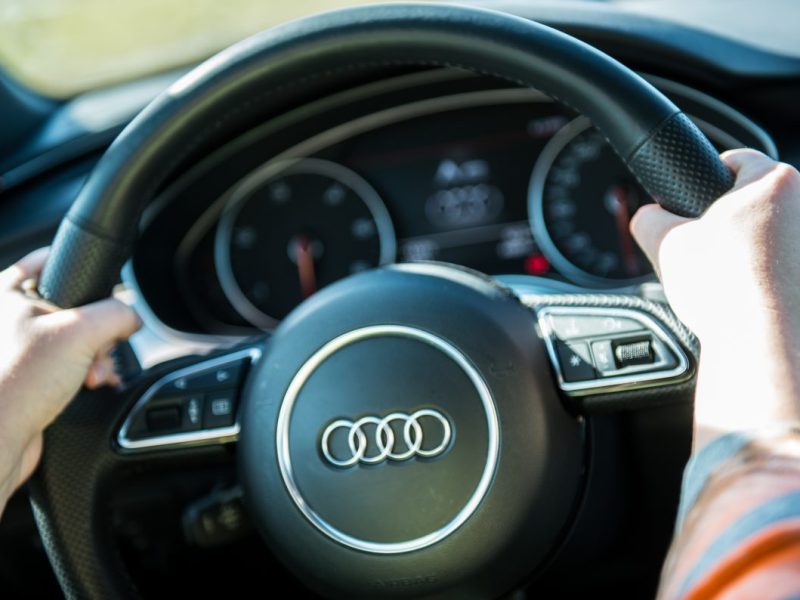 Einem Audi-Mitarbeiter in New Orleans in den USA ist es offenbar gelungen, einen mutmaßlich bewaffneten Mann bei einer Testfahrt in die Flucht zu schlagen.