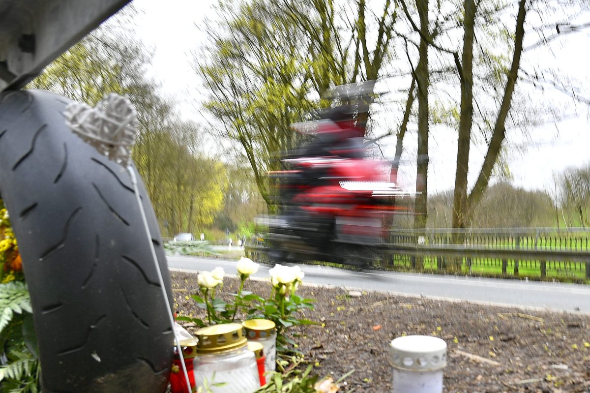 Motorrradfahrer befahren am 30. Maerz 2024 die Strasse Wodantal im Wodantal in Hattingen und passieren die Ungluecksstelle, an der vor kurzem ein Motorradfahrer tödlich verunglückt ist.