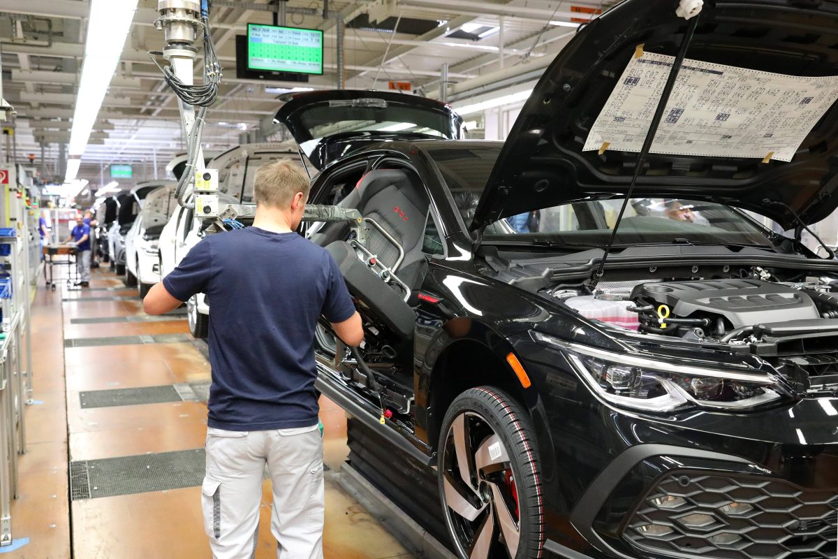 VW Mitarbeiter im Werk