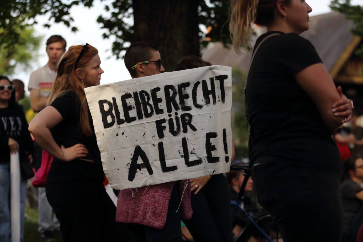 Nach der schockierenden Attacke beim Stadtfest in Solingen geraten die Behörden unter Beschuss. Der Täter war zur Abschiebung vorgesehen, blieb aber in Deutschland. Wie konnte es zu diesem folgenschweren Fehler kommen? Die Hintergründe werfen viele Fragen auf.