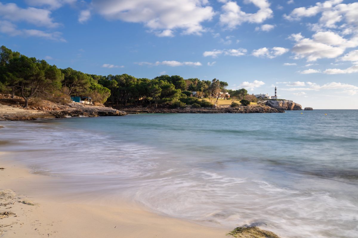 An einem beliebten Strand auf Mallorca ist Schluss mit dem Komfort für Besucher.