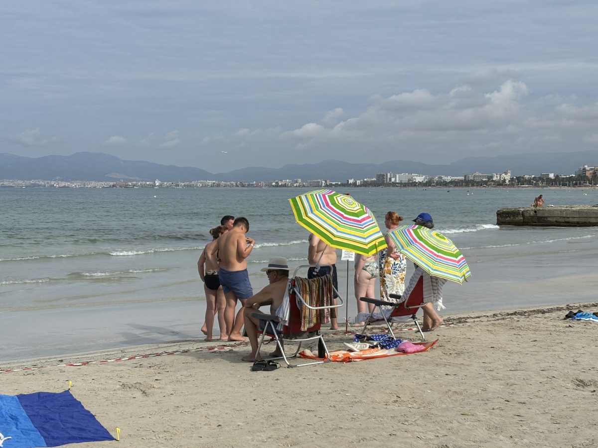 Wer derzeit Urlaub auf Mallorca macht, hat an bestimmten Strandabschnitten das Nachsehen.