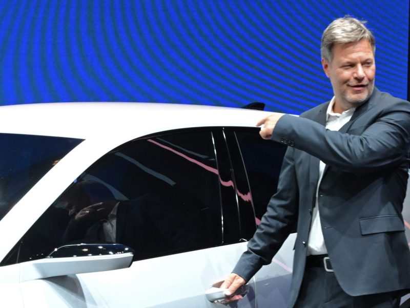 Robert Habeck geht wieder auf Reisen. Der Bundeswirtschaftsminister wagt sich auch in die Höhle des Löwen – zu VW.