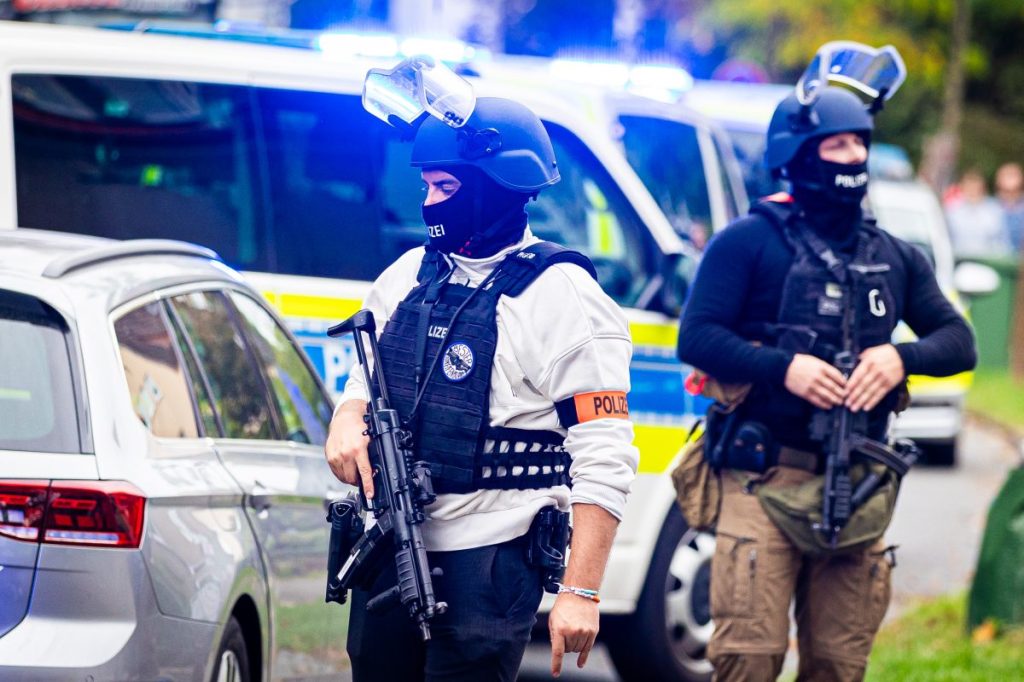 Eine verdächtige Person löst einen großen Polizeieinsatz an einer Schule in Peine aus. Später gibt es noch einen Hinweis von einer weiteren Schule.