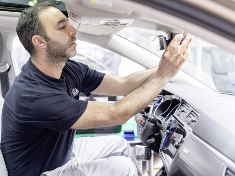 VW dringt in der Tarifrunde auf Einsparungen bei den Personalkosten. Die IG Metall warnt vor einer Minusrunde.
